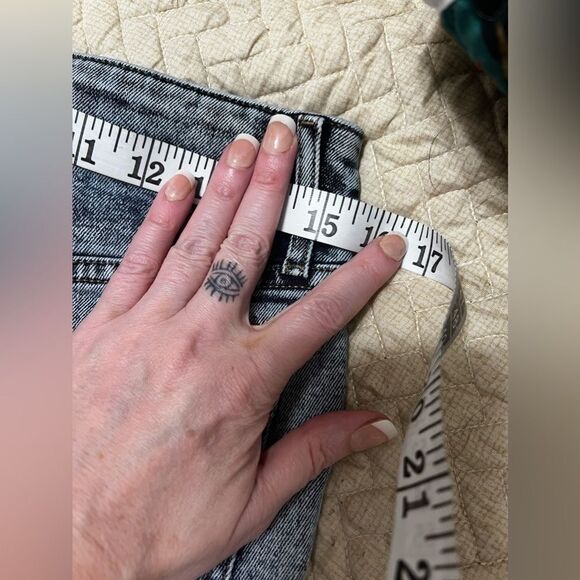 Express black acid wash low rise jean shorts 4 80s - Picture 6 of 9